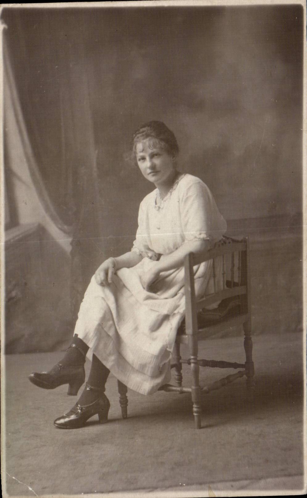 CARTE PHOTO Folklore Femme