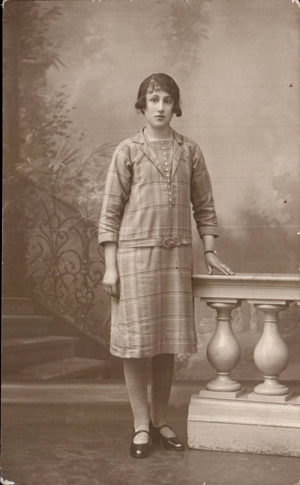 CARTE PHOTO Femme Folklore costume