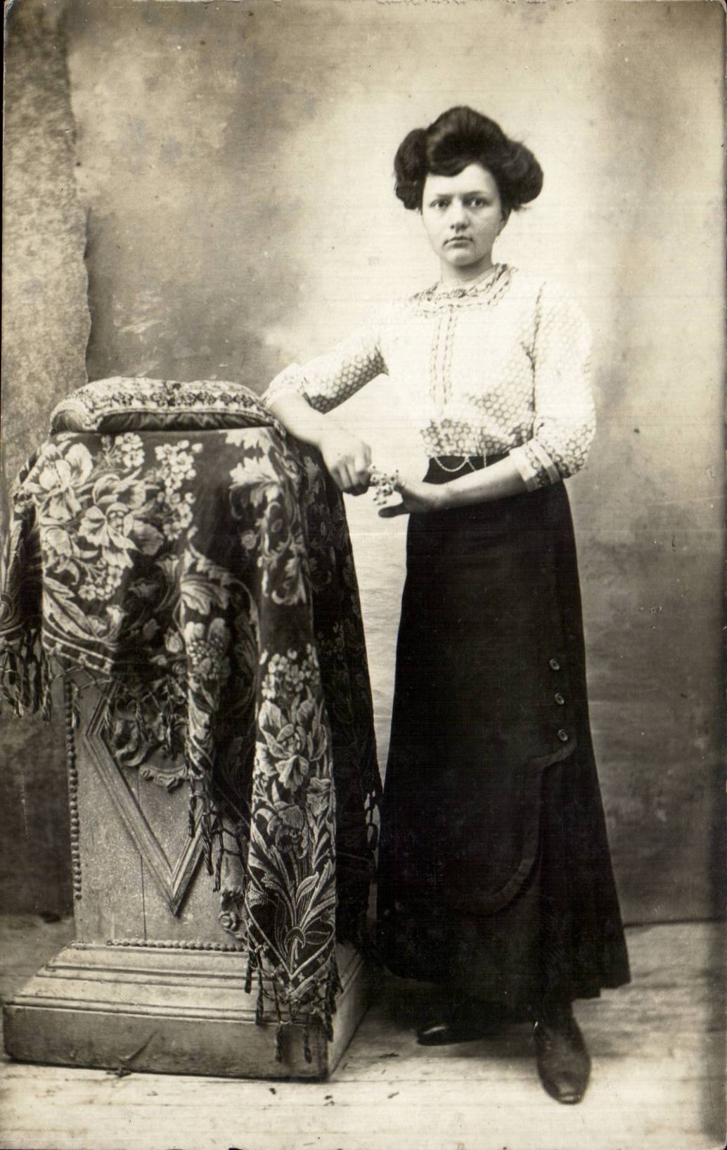 CARTE PHOTO Femme Folklore costume