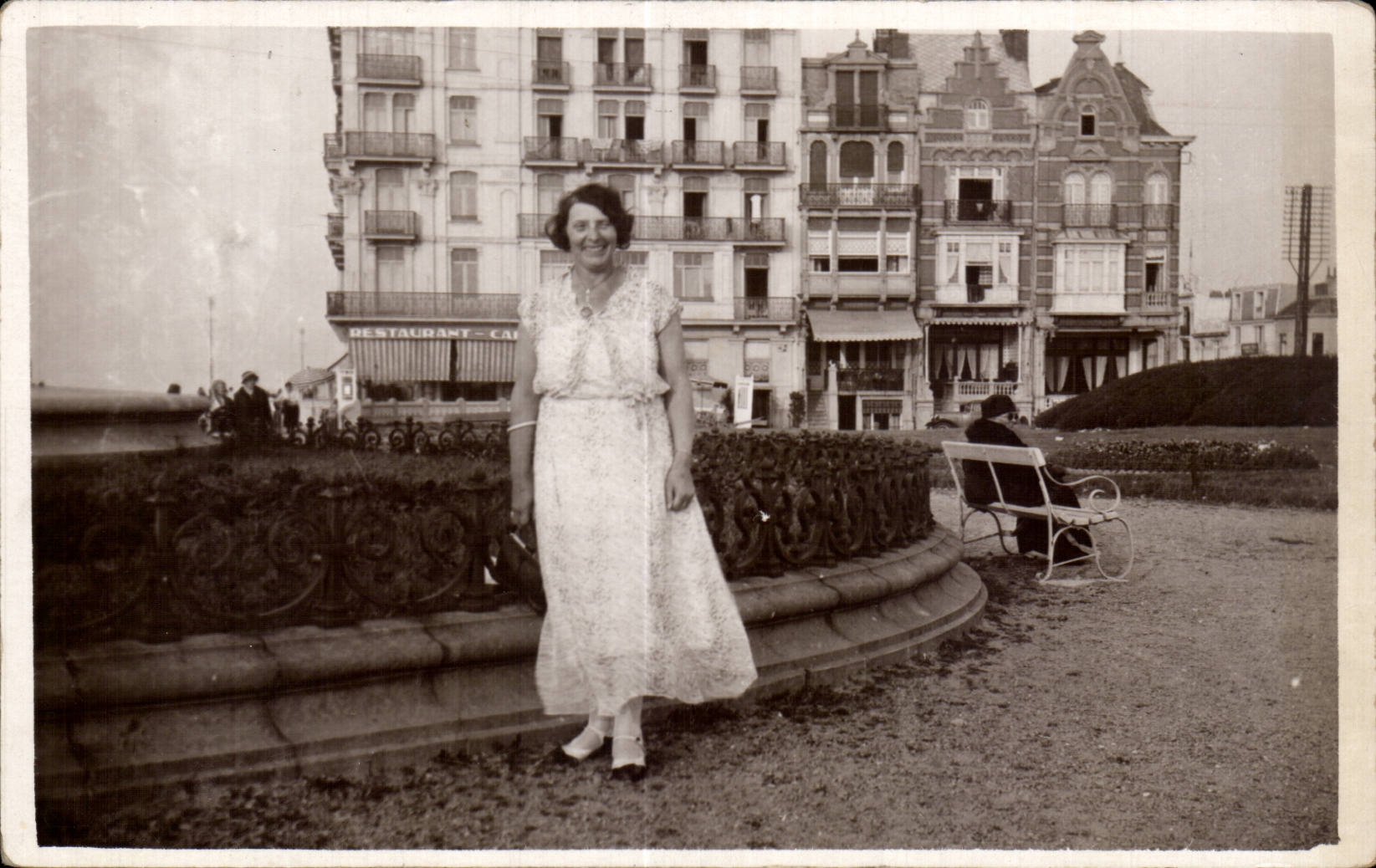 CARTE PHOTO Femme Folklore costume
