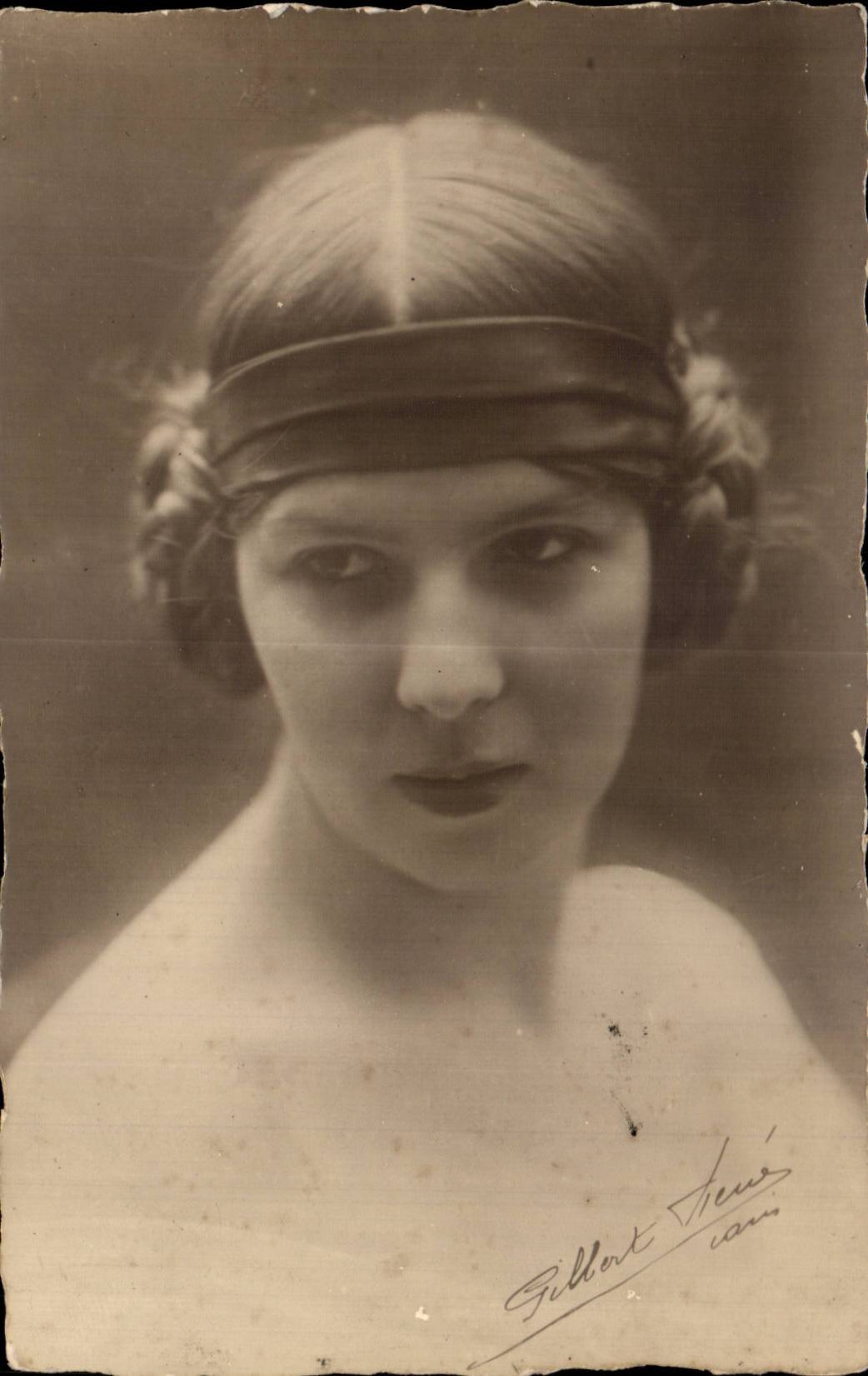 CARTE PHOTO Femme Folklore costume