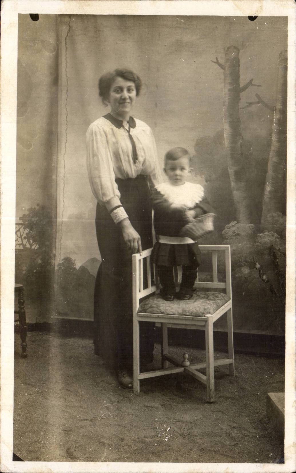 CARTE PHOTO Femme et enfant Folklore costume