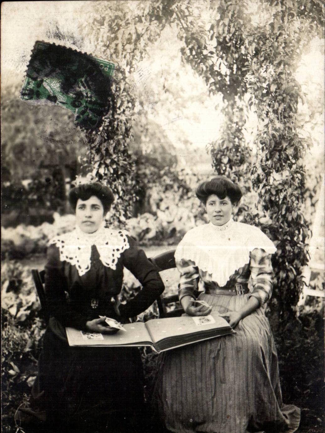 CARTE PHOTO Femmes et leur album de cartes postales Folklore costume