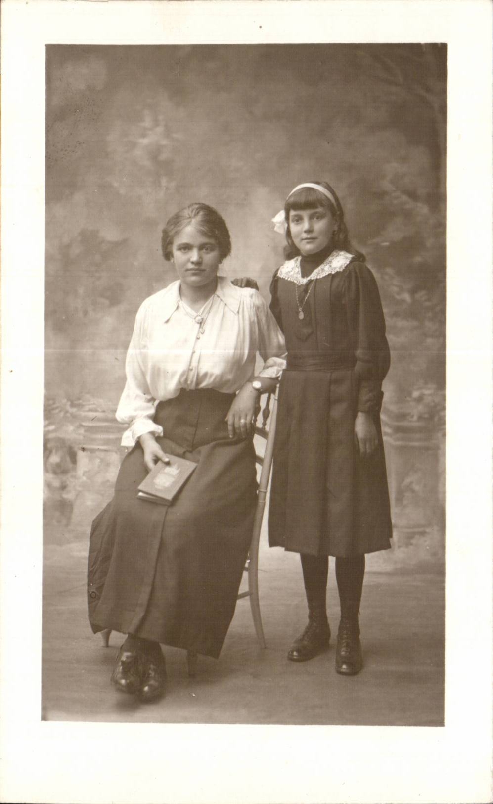 CARTE PHOTO Femme et enfant Folklore costume 