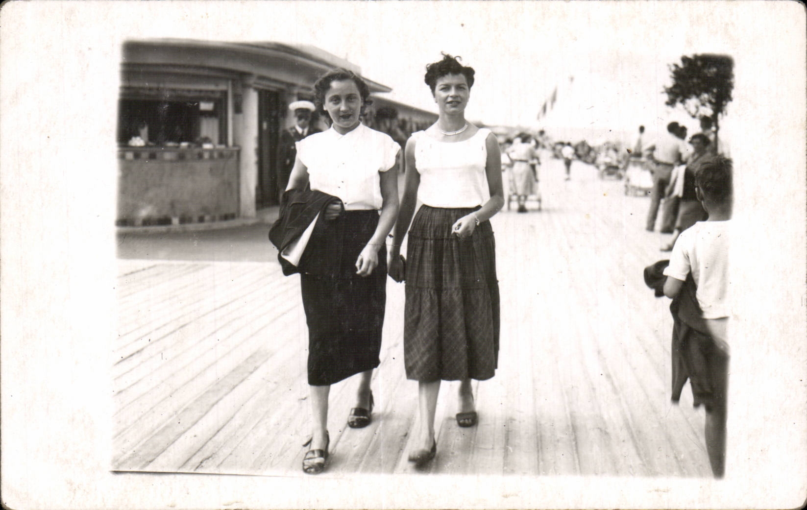 CARTE PHOTO Femmes Folklore costume Deauville