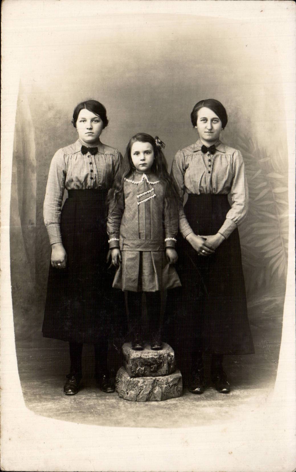 CARTE PHOTO Femmes et enfant Folklore costume 
