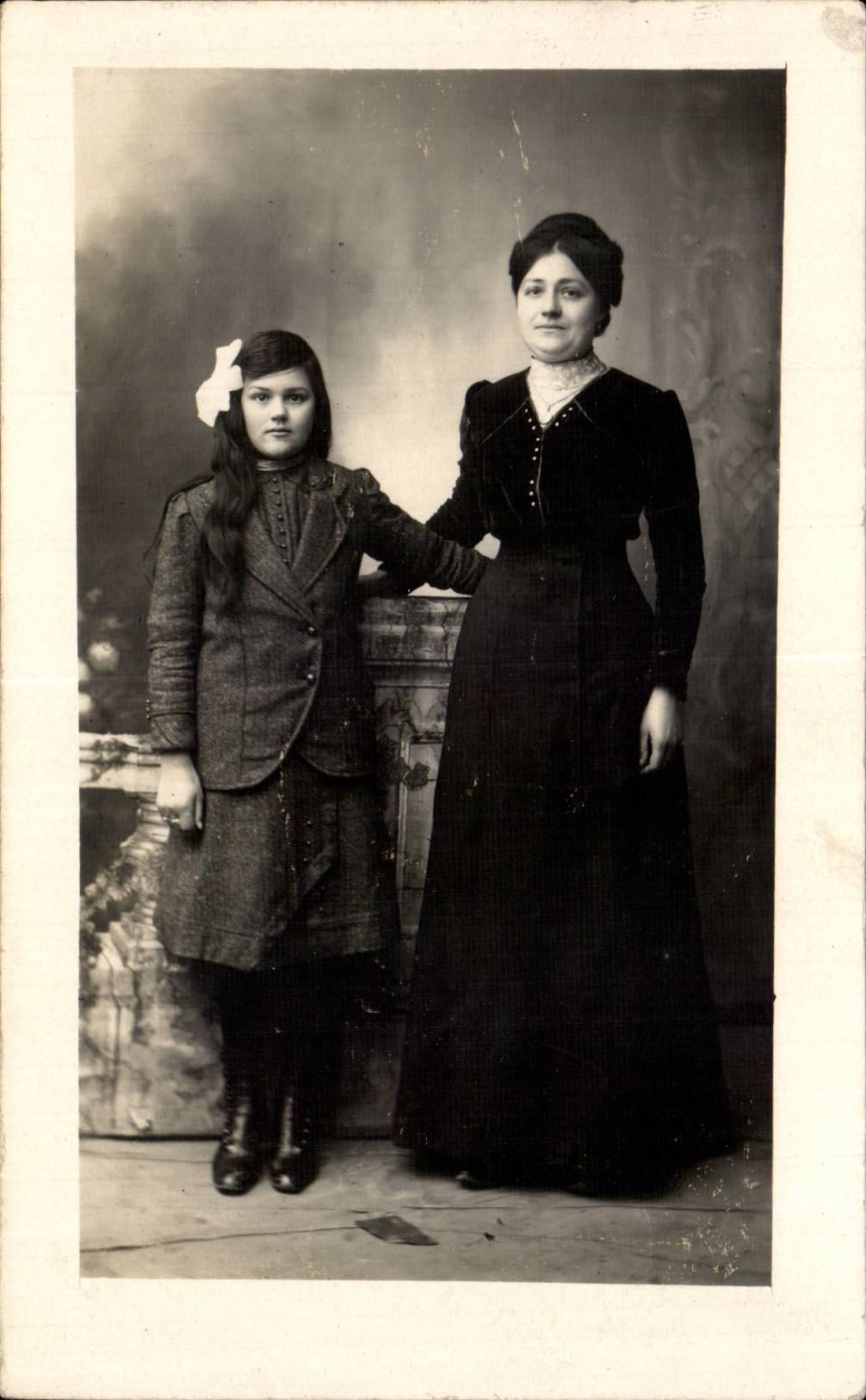 CARTE PHOTO Femme et enfant Folklore costume 