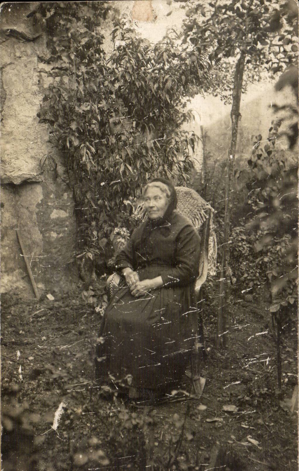 CARTE PHOTO Vieille femme Folklore costume 