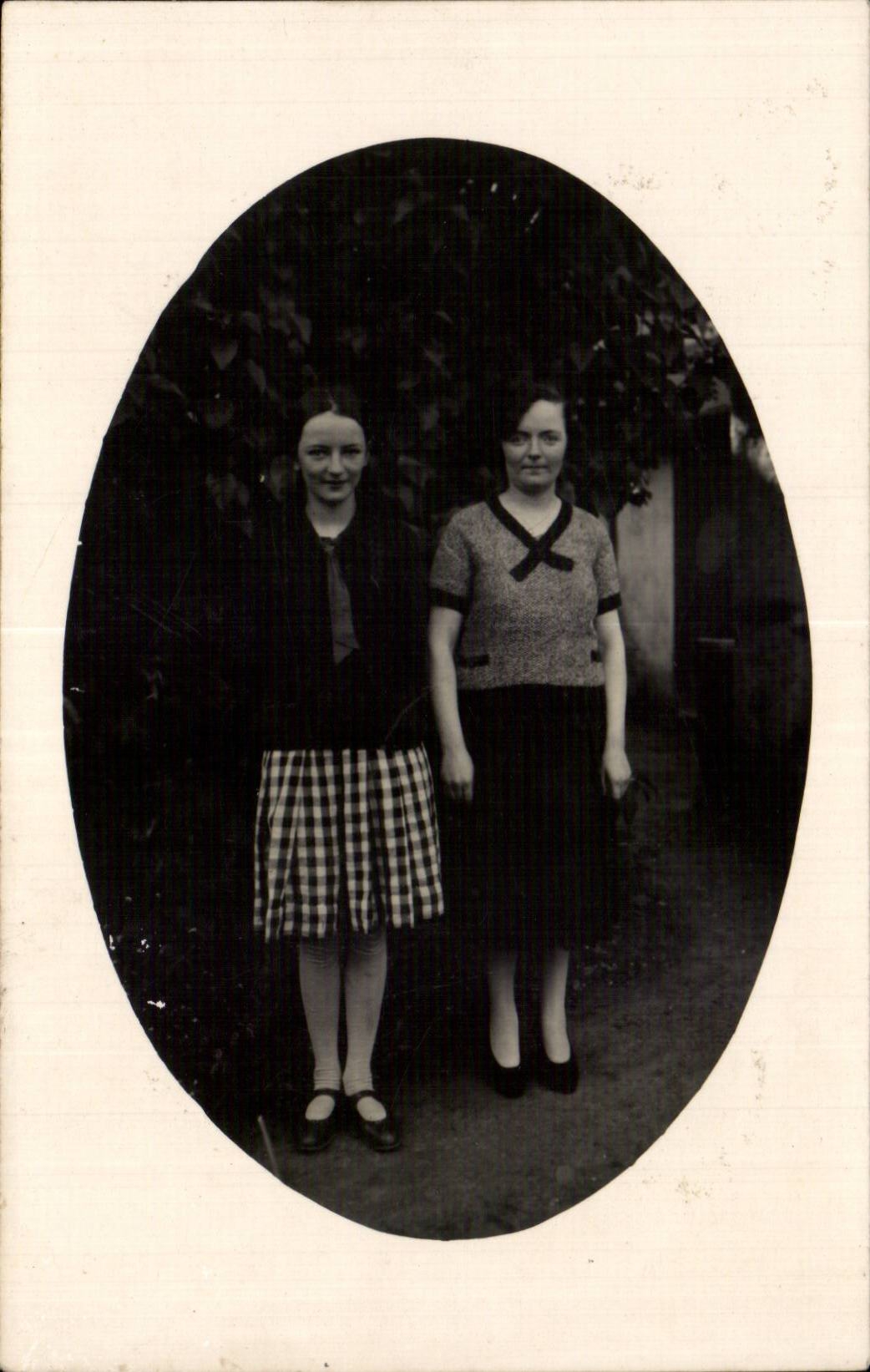 CARTE PHOTO Jeunes filles Folklore costume 