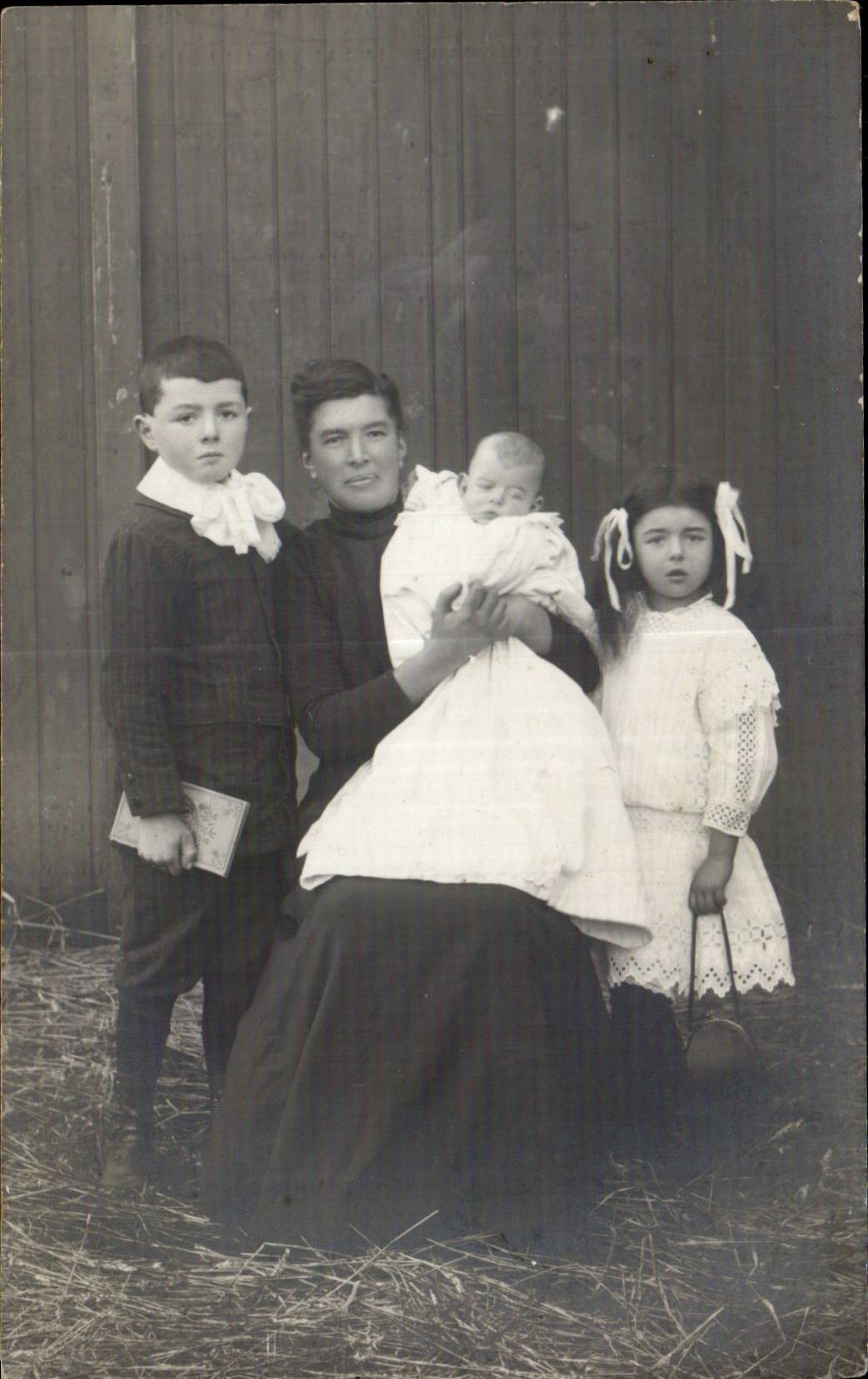 CARTE PHOTO Femmes et enfants Folklore costume 