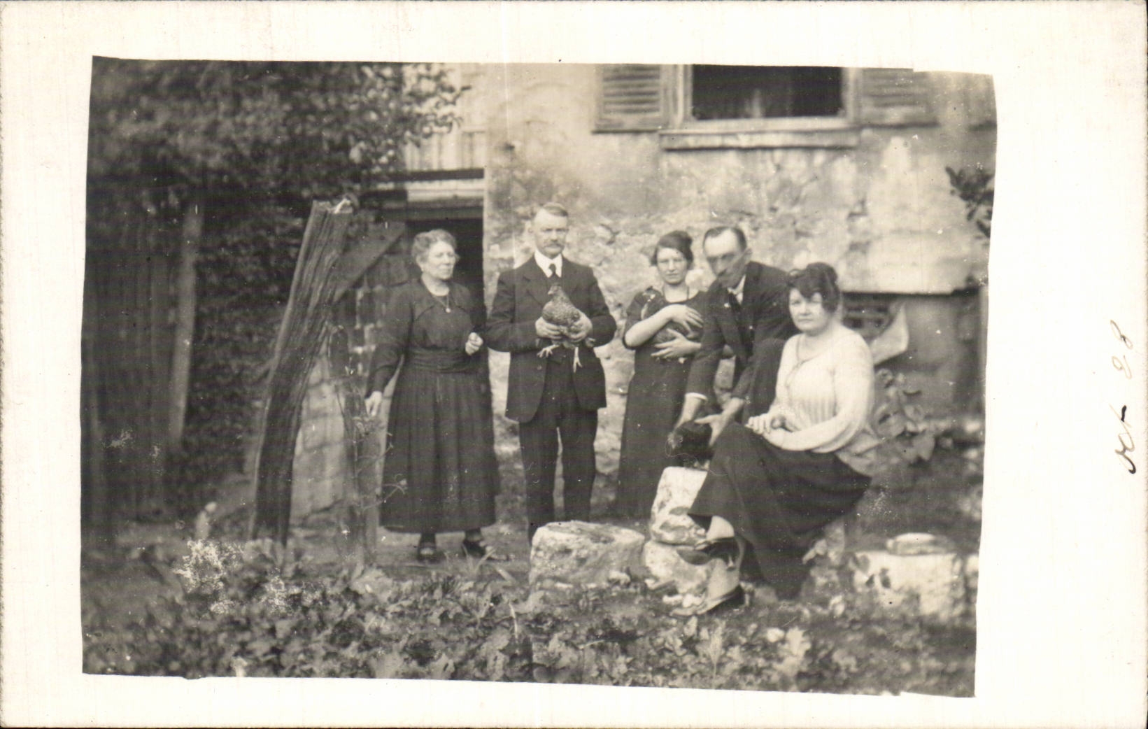 CARTE PHOTO Famille a la campagne Folklore costume 