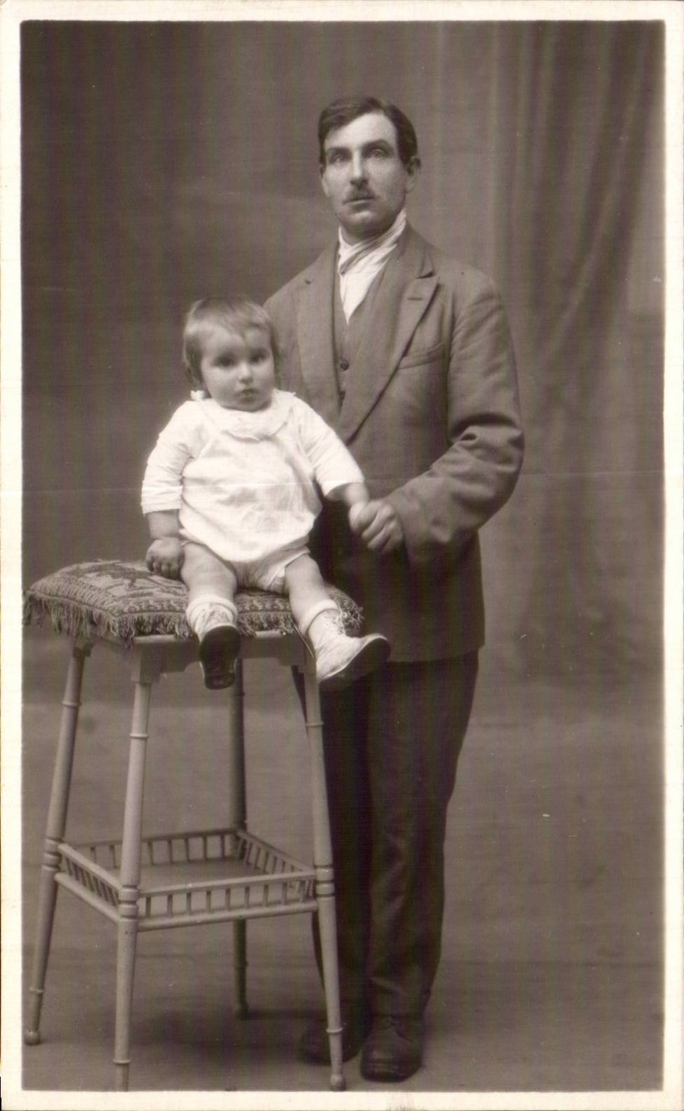 CARTE PHOTO Homme et enfant Folklore costume 