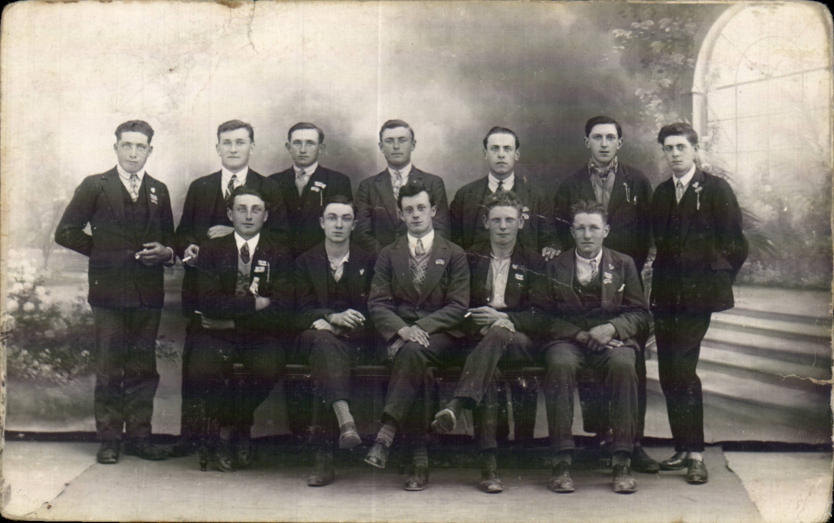 CARTE PHOTO Jeunes hommes Folklore costume 
