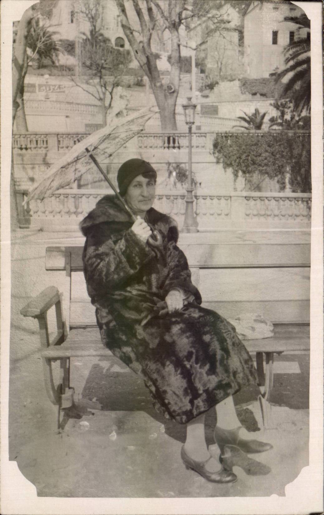 CARTE PHOTO Femme et ombrelle Folklore costume 