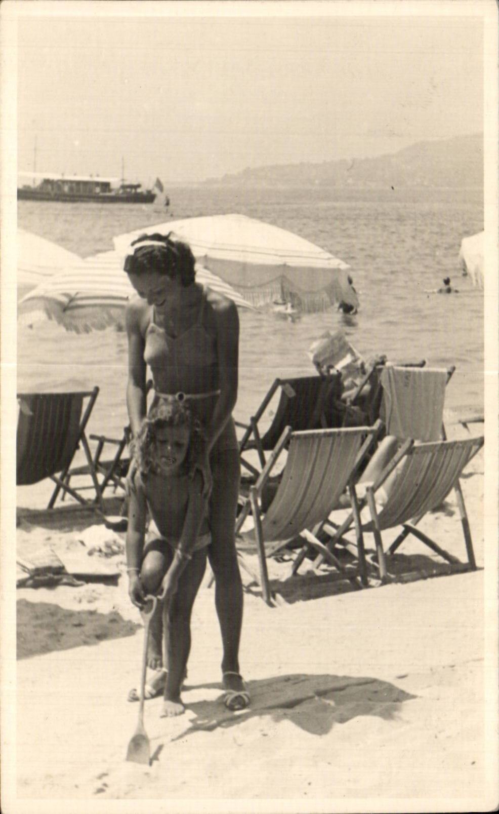 CARTE PHOTO Femme et enfant a la plage Folklore costume 