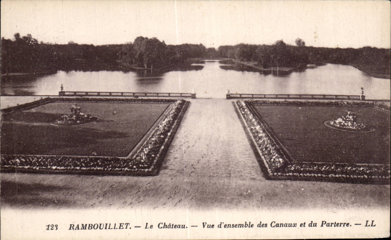 Rambouillet — Le Château — Vue d'ensemble des Canaux et du Parterre — LL
