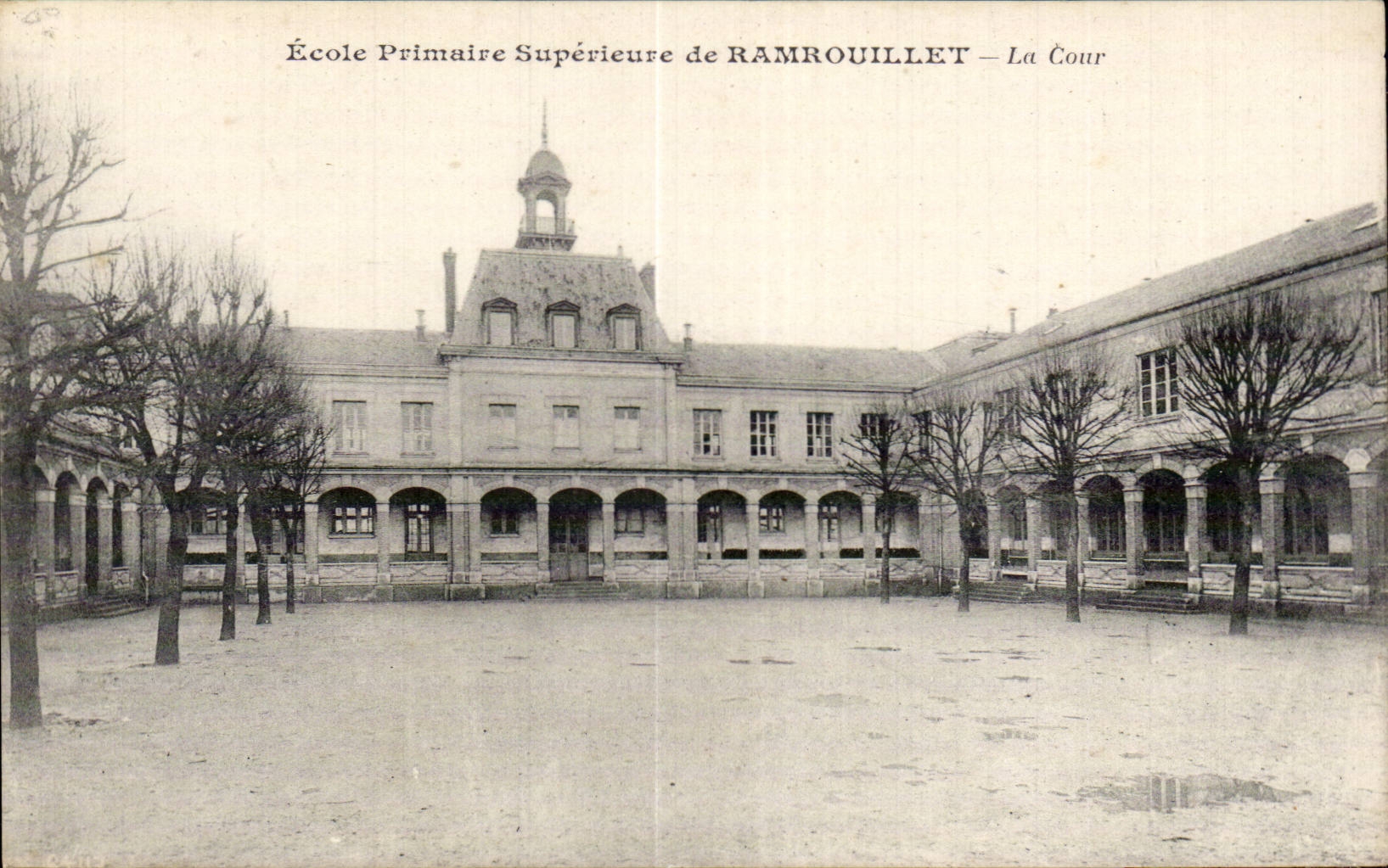 CPA Rambouillet Ecole primaire La cour 