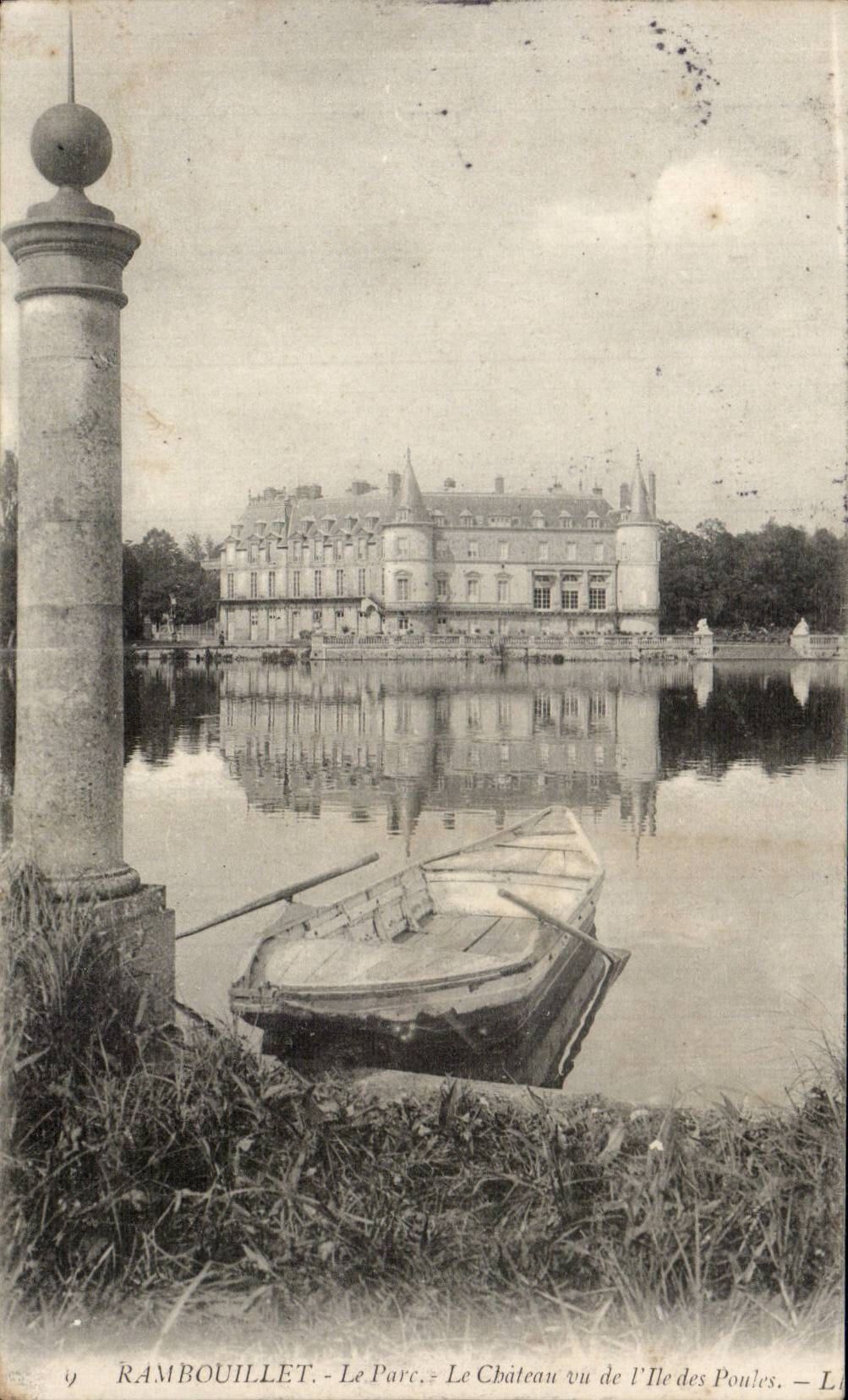 CPA Rambouillet Le parc Le chateau vu de l ile aux poules