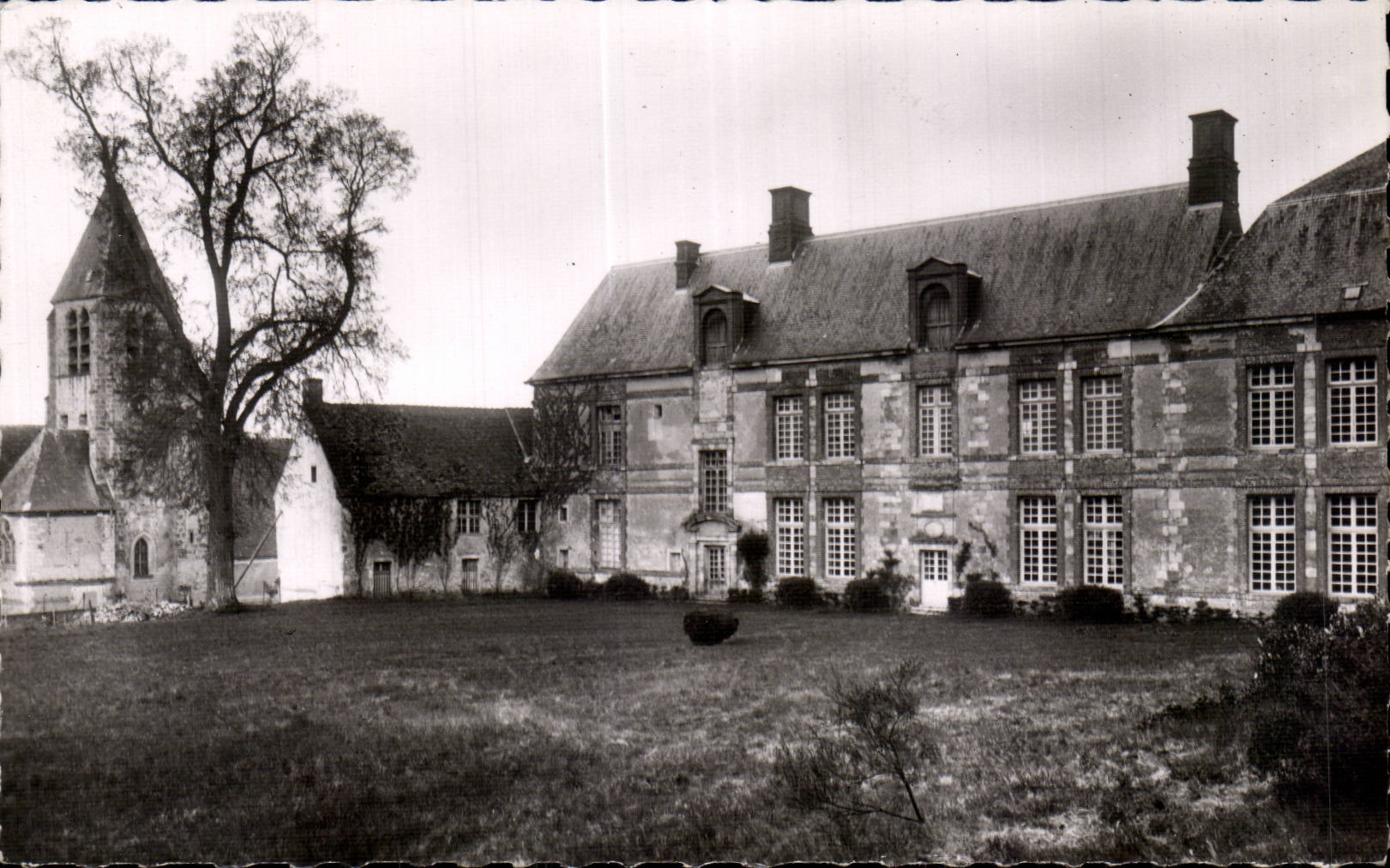Château de La Celle-les-Bordes — Façade côté de l'Église — éditeur REAL-PHOTO, n° (49)