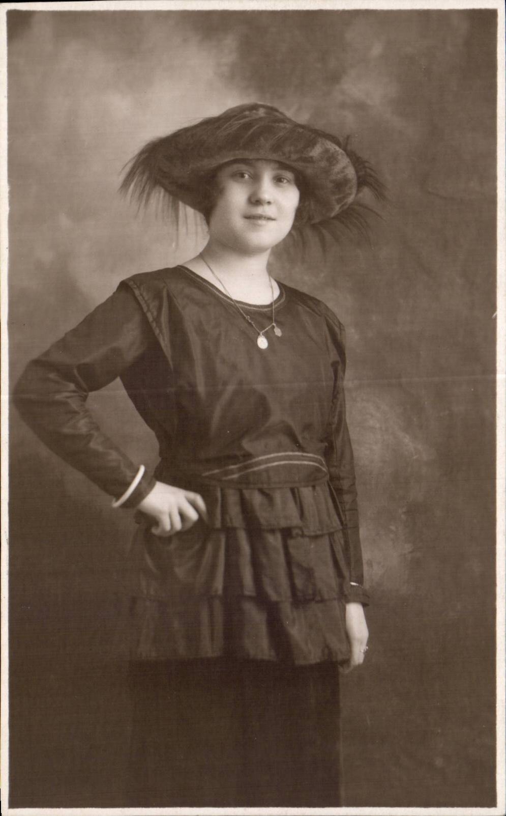 CARTE PHOTO Femme Clermont Ferrand 1921 Costume