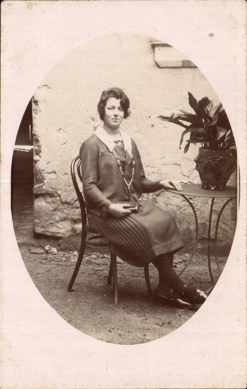 CARTE PHOTO Jeune femme Costume
