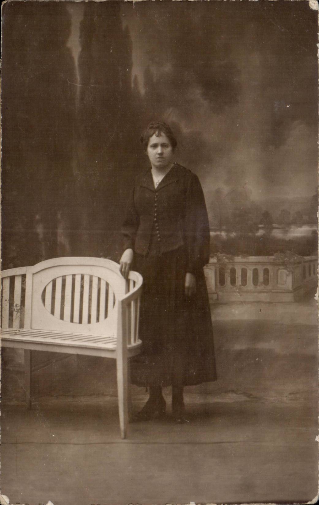 CARTE PHOTO Jeune femme Costume