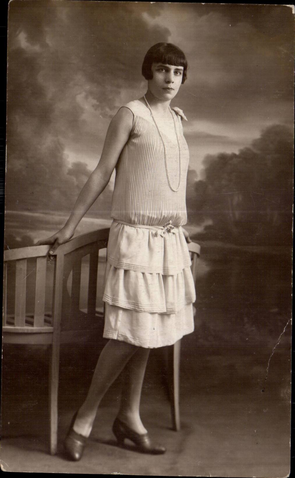 CARTE PHOTO Jeune femme Garconne Costume