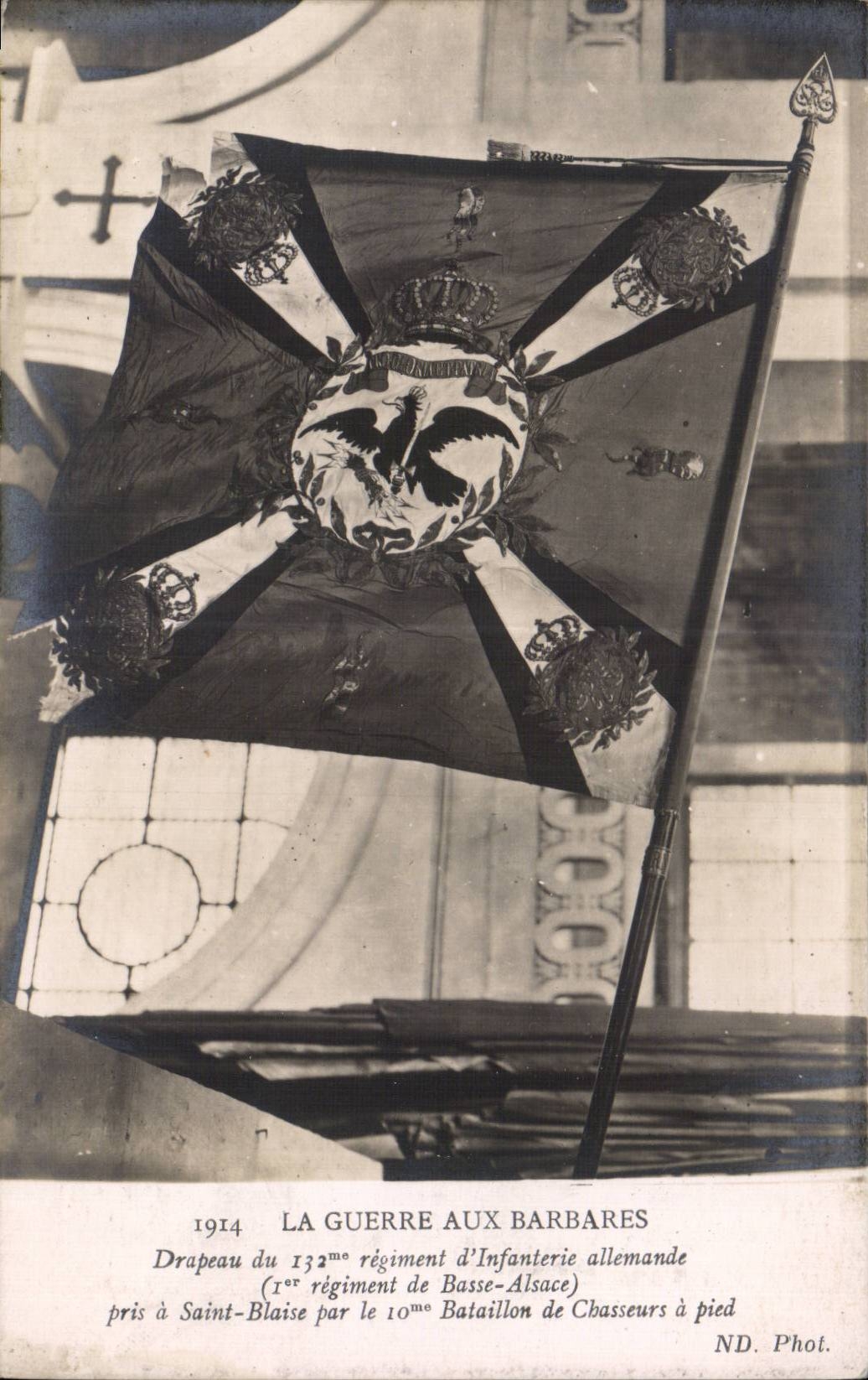 CPA Militaria La guerre aux barbares Drapeau du 132 eme regiment d infanterie allemande Basse Alsace Saint Blaise 