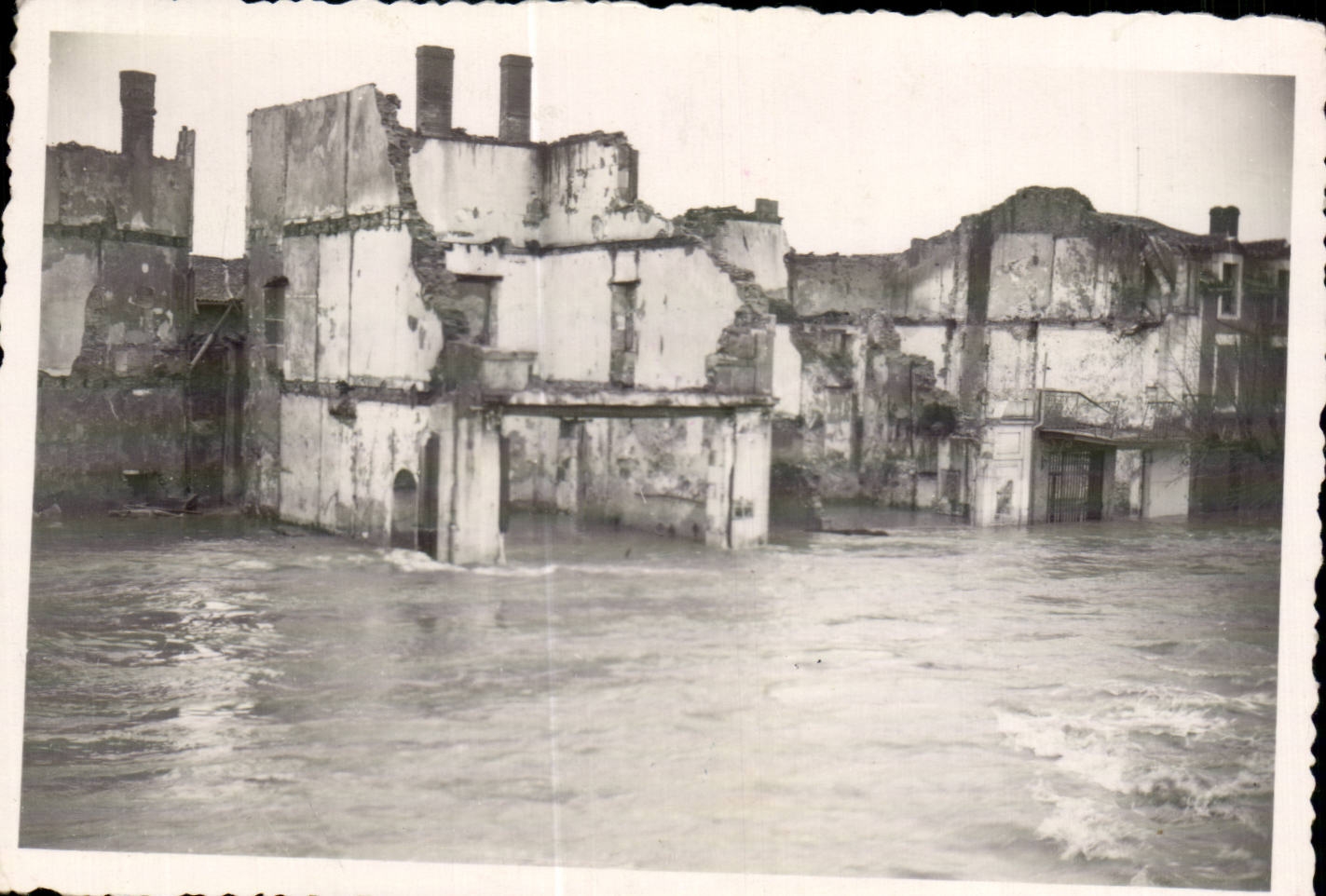 Photo Militaria Souvenir des boches 44 Ville bombardee sous les eaux