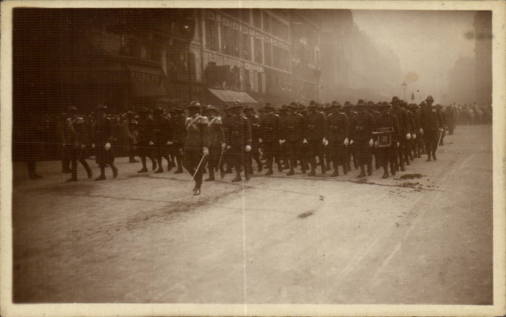 CPA Militaria Funerailles du Marechal Foch 26 mars 1929 Bersagliers ( italie )