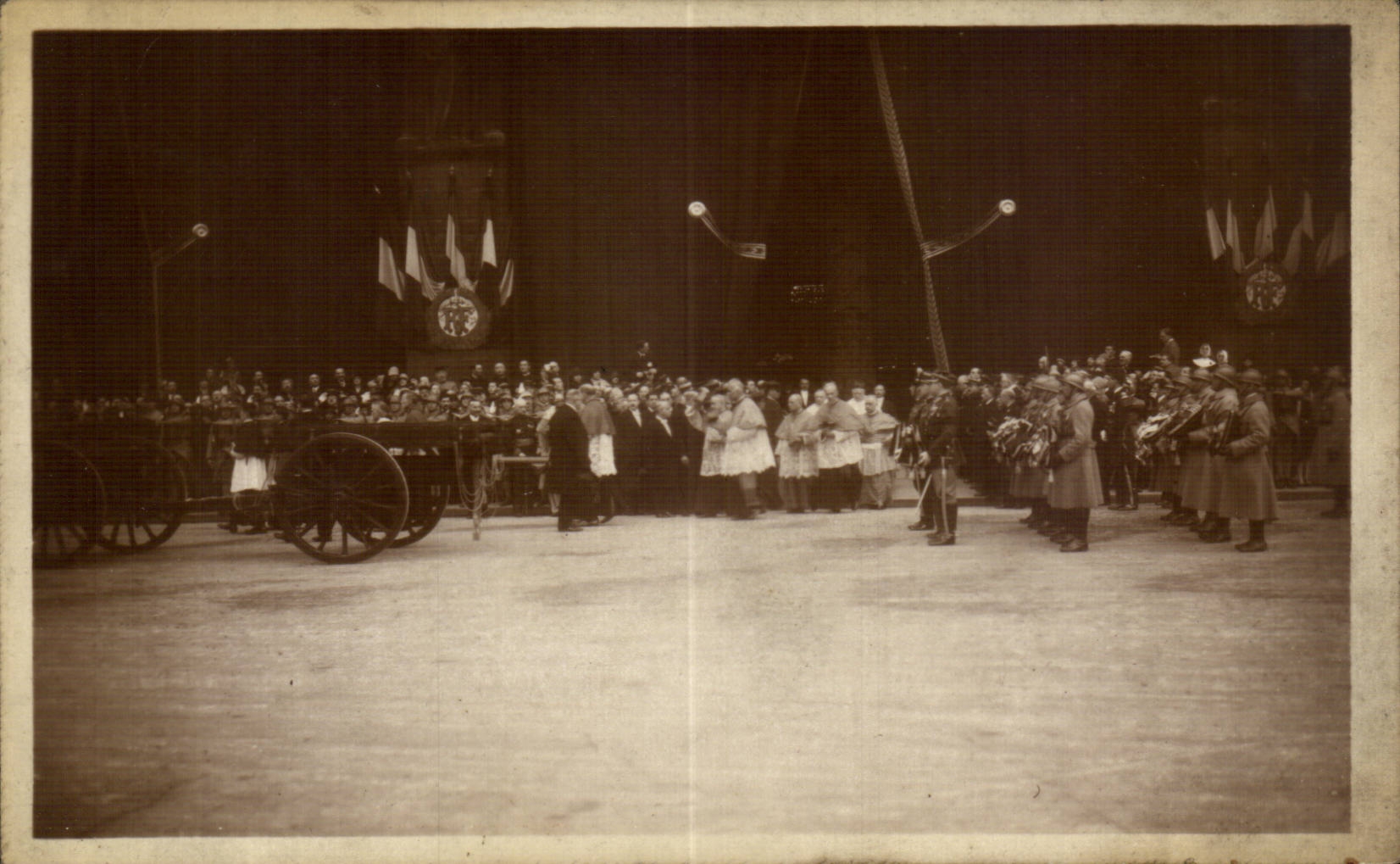 CPA Militaria Funerailles du Marechal Foch 26 mars 1929 Depart de Notre Dame le clerge 
