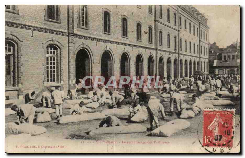 CPA La vie militaire Le remplissage des paillasses Militaria 