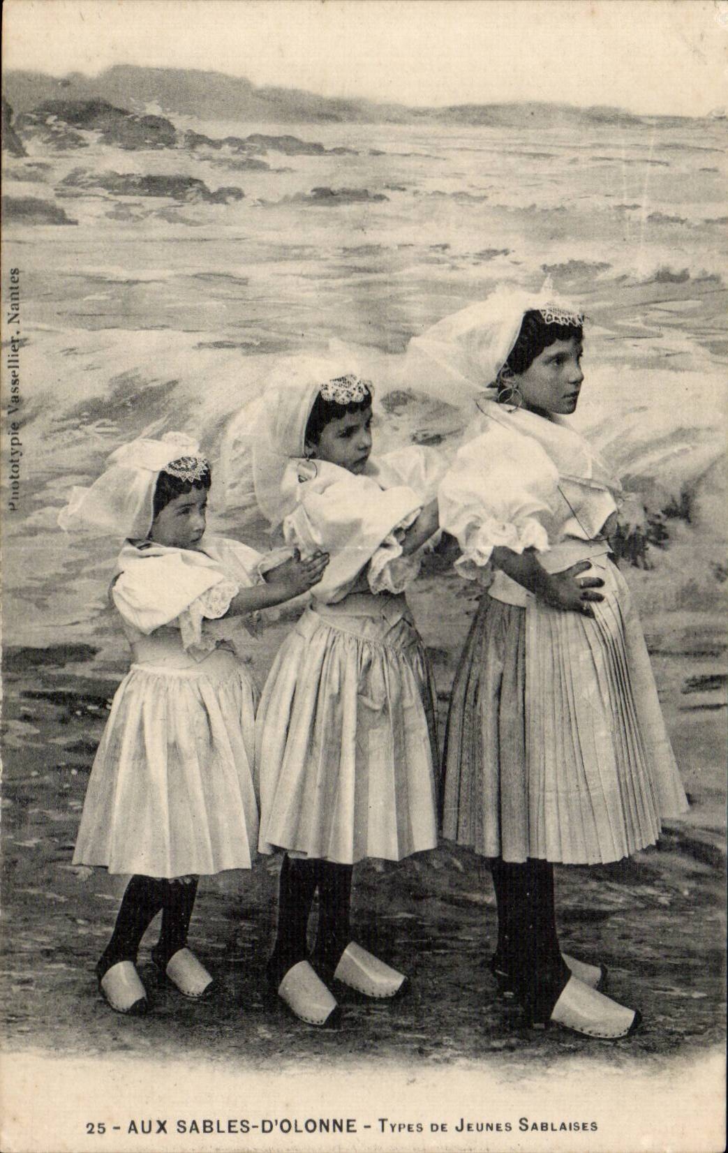 Aux Sables-d'Olonne — Types de Jeunes Sablaises — Phototypie Vassellier, Nantes