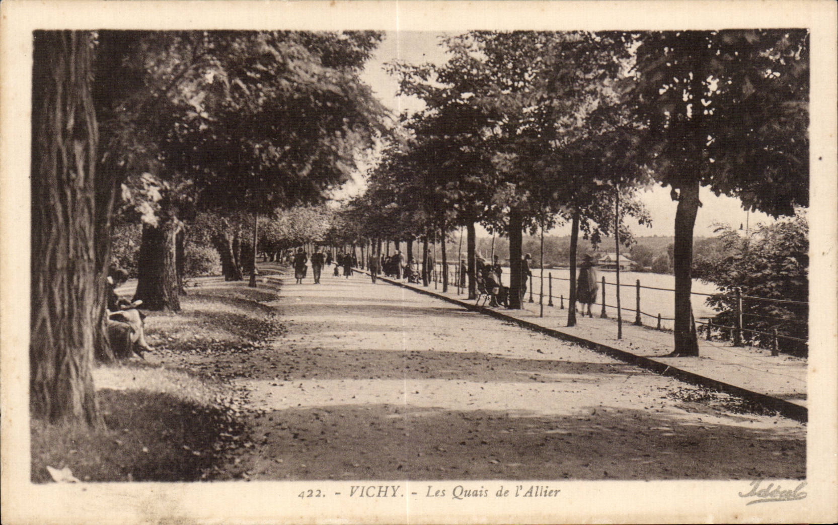 CPA Vichy Les quais de l Allier