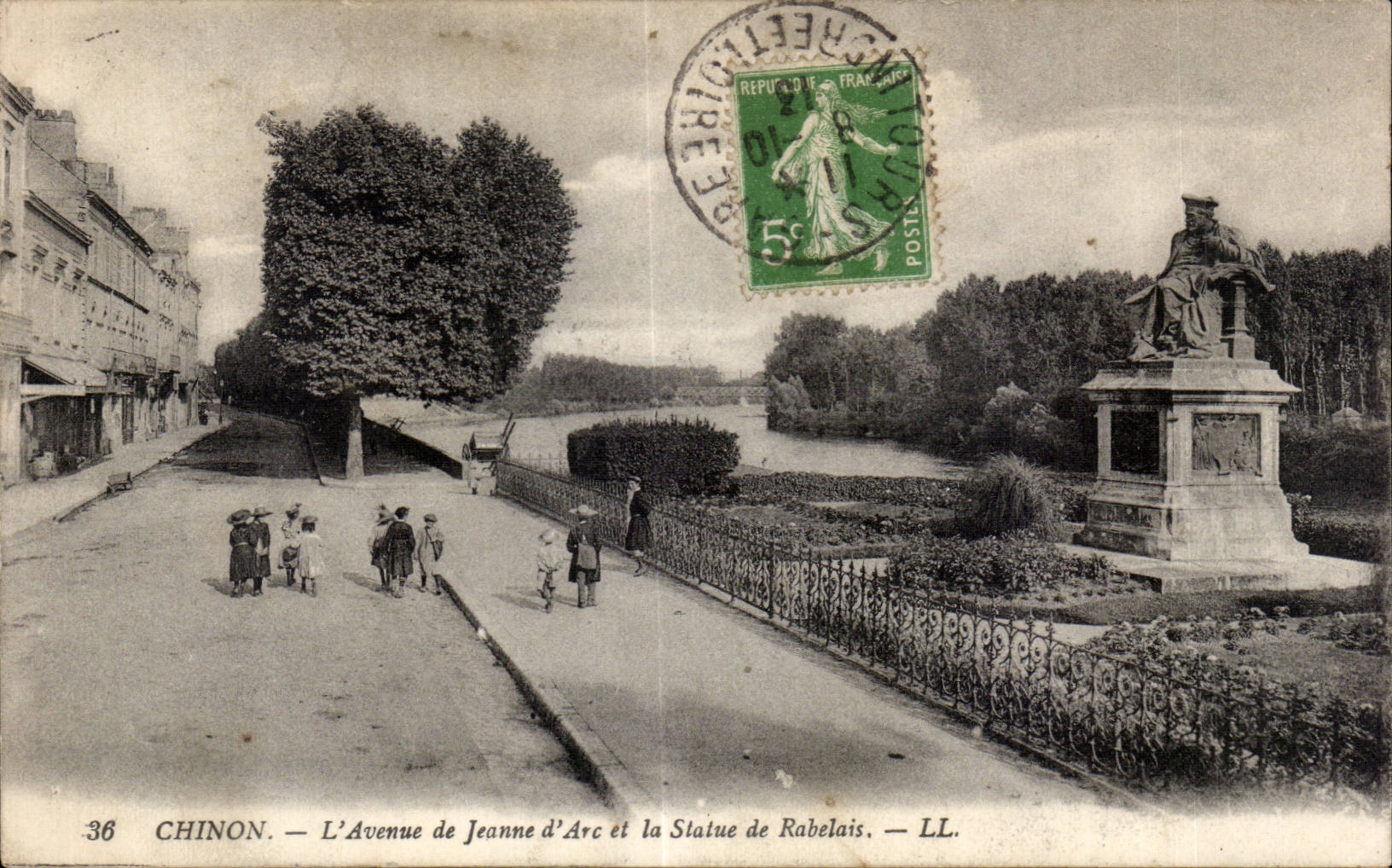 CPA Chinon L avenue de Jeanne d arc et la statue de Rabelais