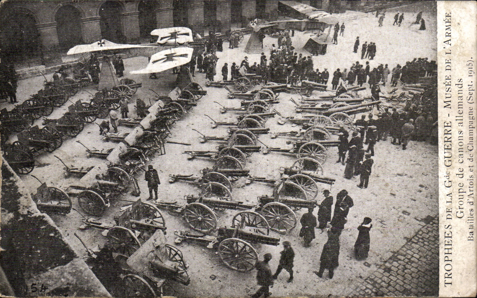 CPA Militaria Trophees de la grande guerre Musee de l armee Groupe de canons allemands Batailles d Artois et de Champagn