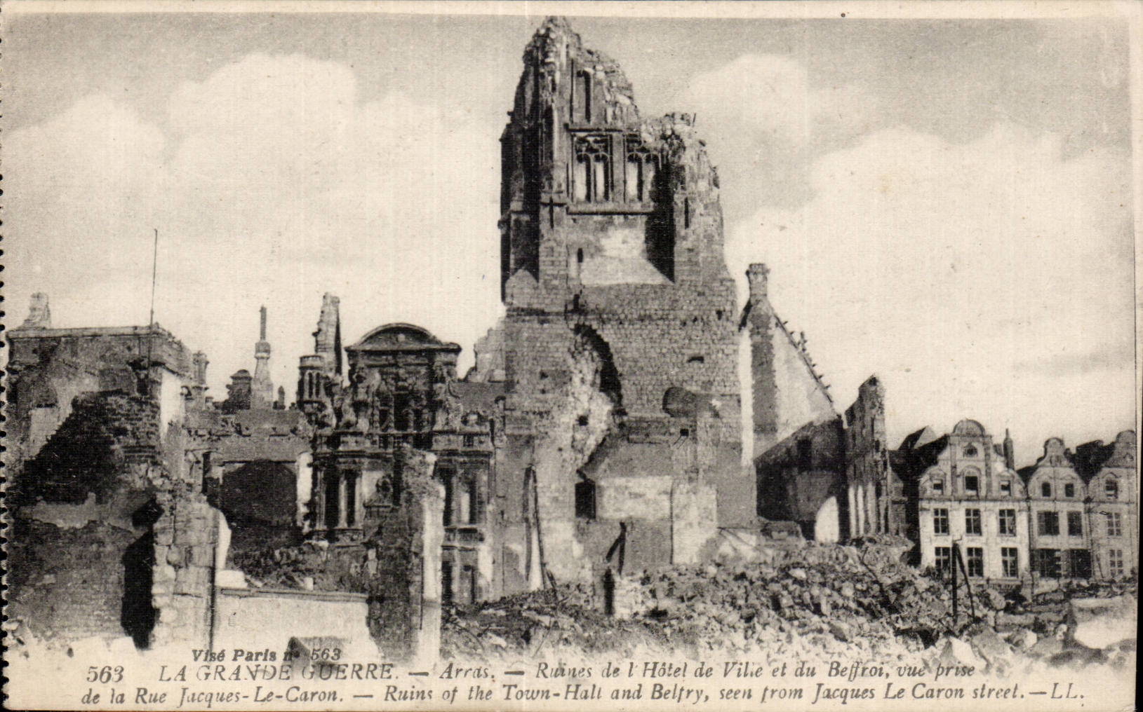 CPA Militaria Arras La grande guerre Ruines de l hotel de ville et du beffroi vue prise de la rue Jacques le Caron 