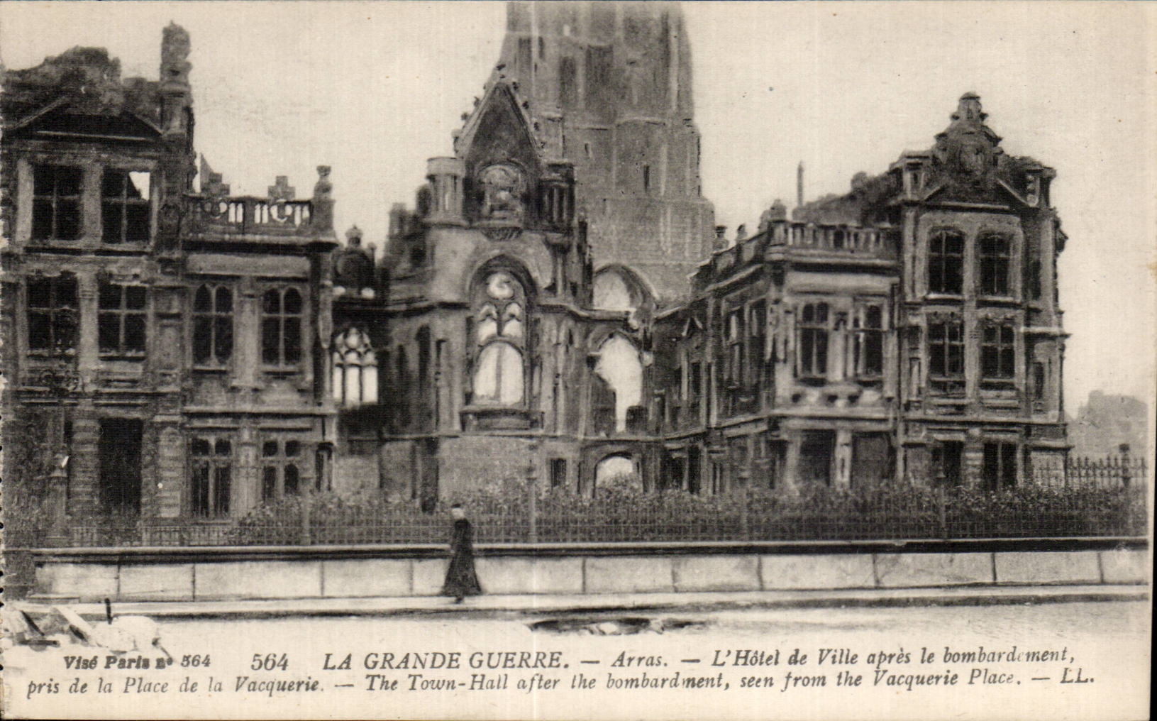 CPA Militaria Arras La grande guerre Ruines de l hotel de ville pris de la place de la Vacquerie 
