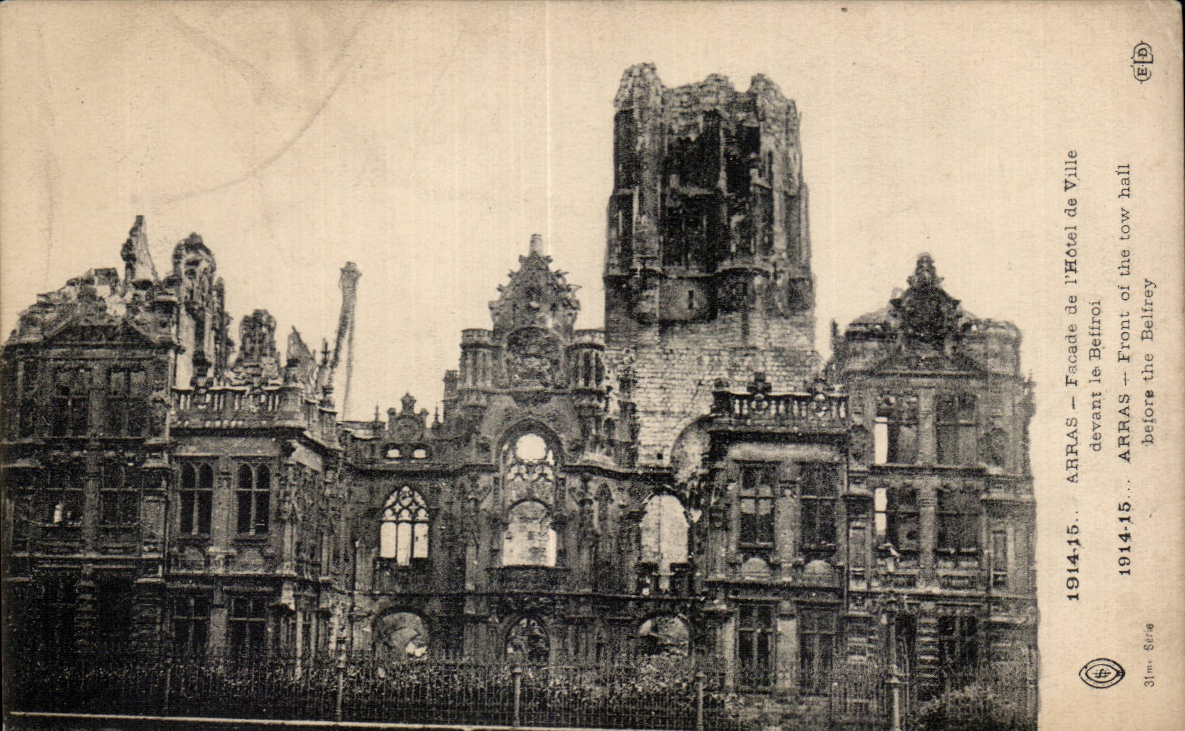 Arras — Facade de l'Hôtel de Ville avant le Belfroy — 1914-15