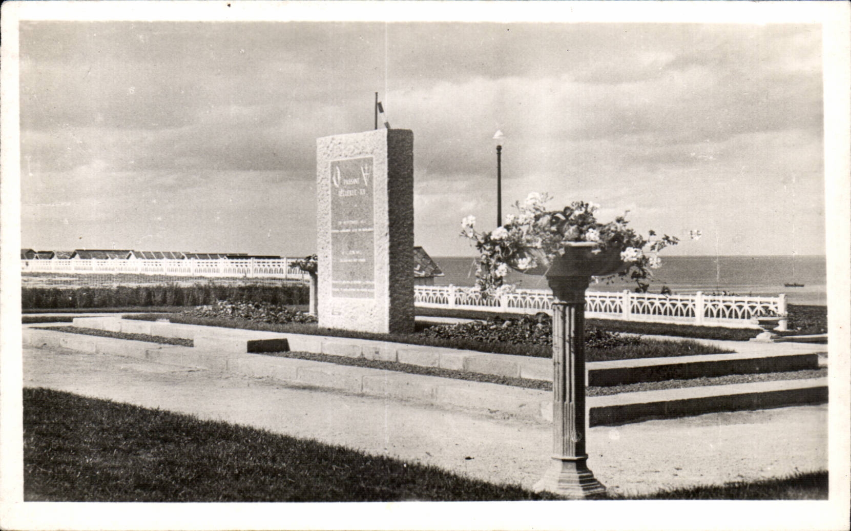 Luc-sur-Mer — Stèle commémorative — Éditeur Goubey, St-Pierre-Église