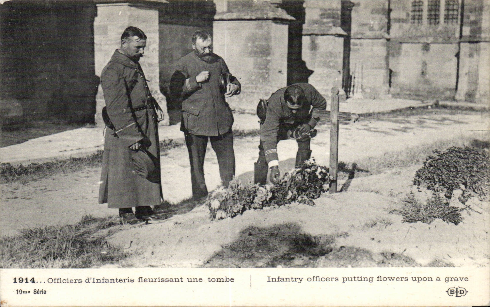 CPA Militaria Officiers d infanterie fleurissant une tombe 