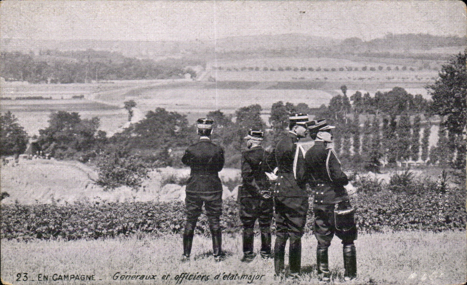 CPA Militaria En campagne Generaux et officiers d etat major 
