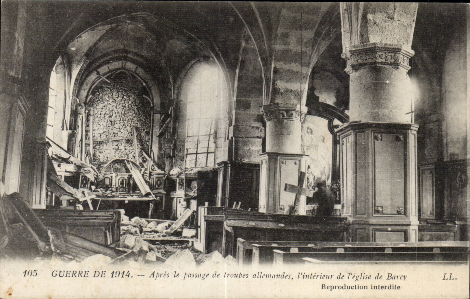 CPA Guerre de 1914 Apres le passage de troupes allemandes L interieur de l eglise de Barcy