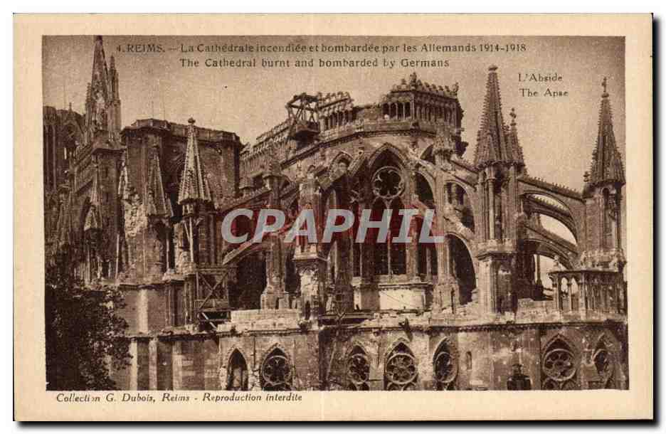 CPA Militaria Reims La cathedrale incendiee et bombardee par les allemands