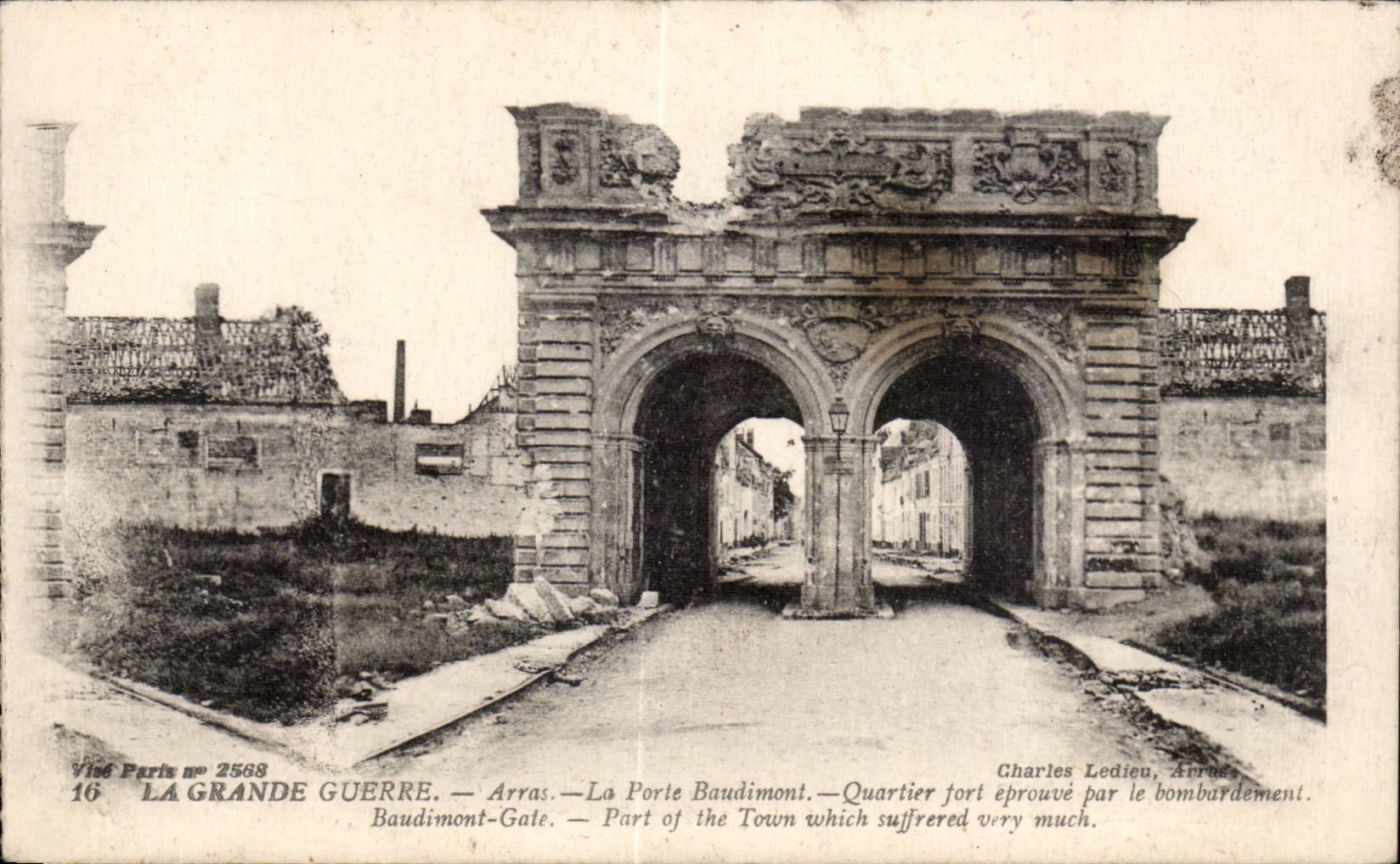 CPA Militaria Arras La porte Baudimont Quartier fort eprouve par le bombardement 