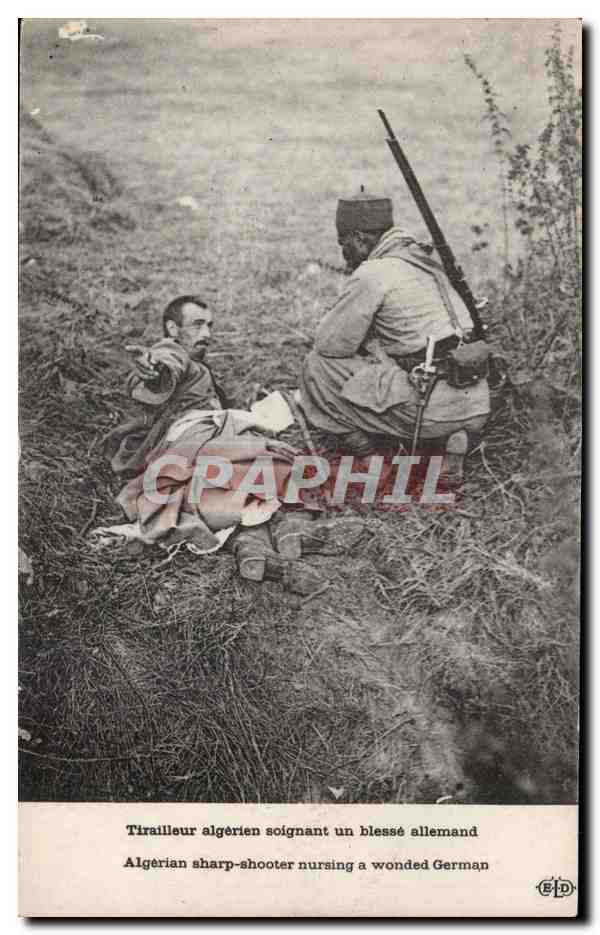 CPA Militaria Tirailleur algerien soignant un blesse allemand