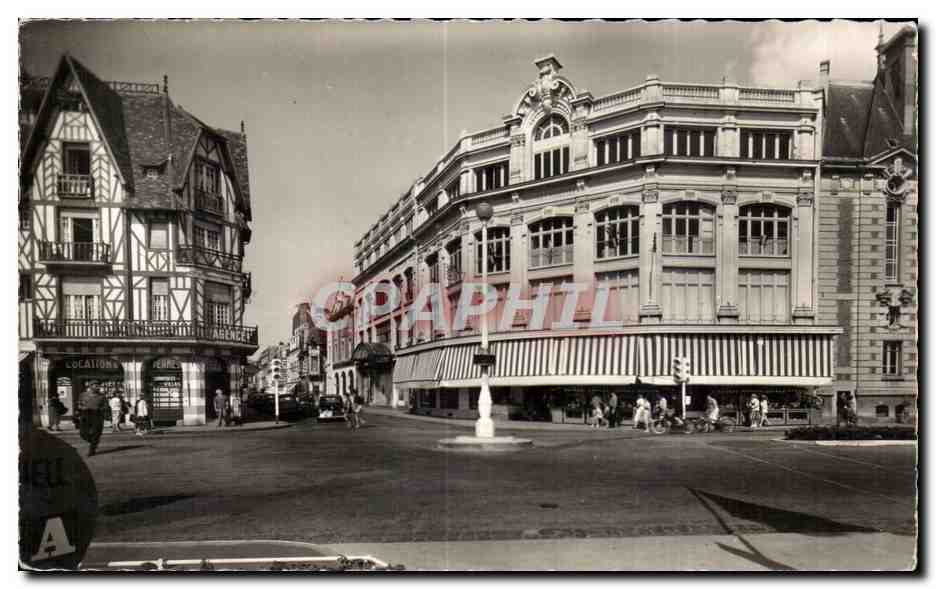 Trouville - Les Nouvelles Galeries et la Rue Victor Hugo - CPA 