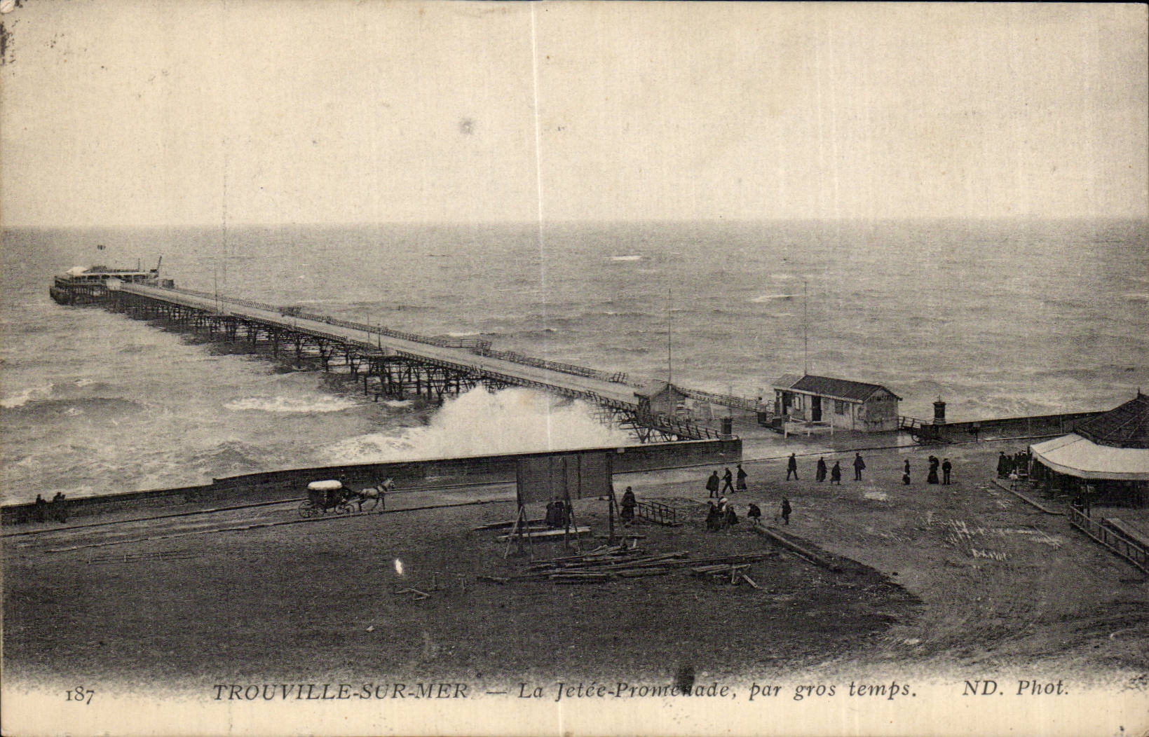 Trouville-sur-Mer — La Jetée-Promenade, par gros temps. — ND. Phot.
