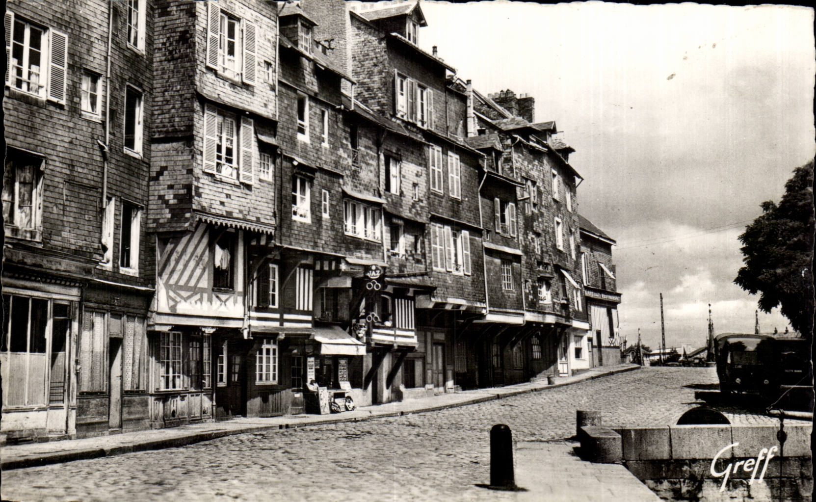 Honfleur (Calvados) — Le quai Sainte-Catherine, vieilles maisons du XVIIIe — Greff