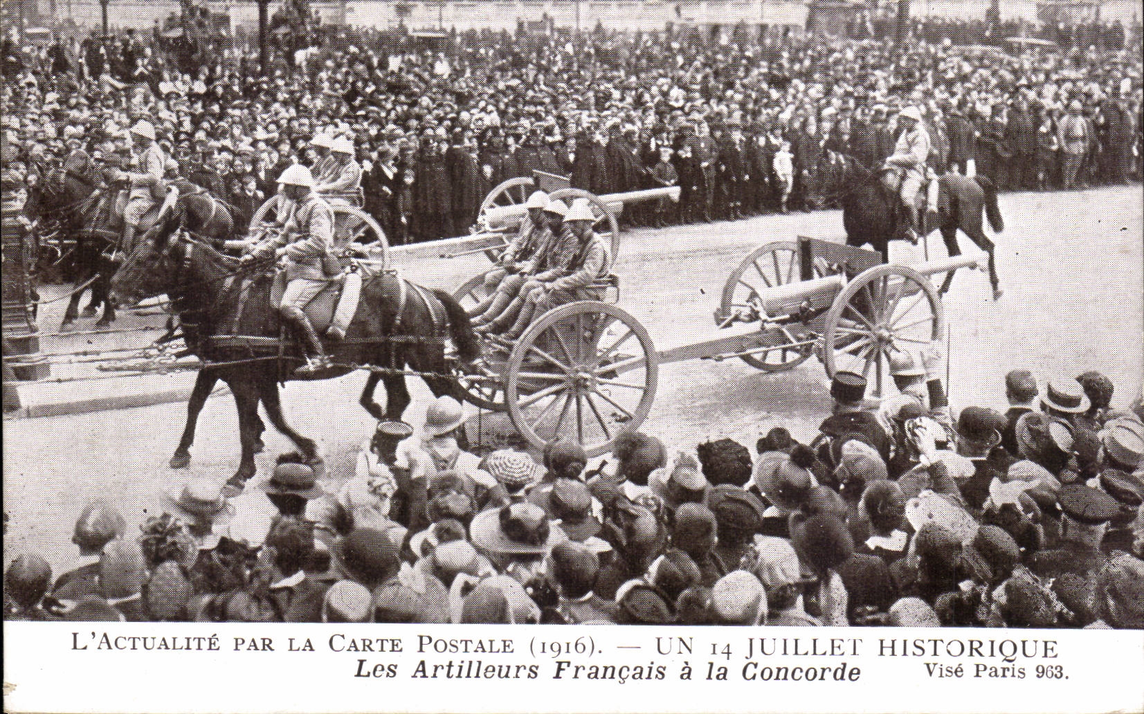 CPA Militaria Les artilleurs francais a la Concorde 14 juillet Paris 